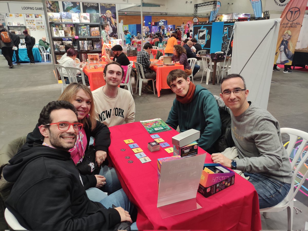 Vaya tarde buena hemos echado en <a href="/FeriaInterOcio/">InterOcio 🧩</a> con grandes amigos como, Edu, <a href="/CthulhuPresi/">Cthulhu Presidente</a> <a href="/Lumerien/">Lume</a> <a href="/DadosdeGloria/">Dados de Gloria 🎲🍃</a> <a href="/juegorama/">Juegorama Editorial</a> . Primer día con tres juegos probados: HORRIFIED, HITSTER y HÉROES DE TENEFYR (bautizado como héroes de Tenerife por el gran <a href="/lacufreak/">lacupula</a>) Mañana más!!
