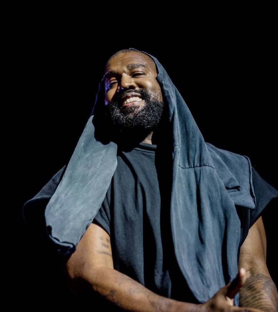 DailyLoud's tweet photo. Kanye West says he invented every style of music in the last 20 years 

“I created this genre. I created Weeknds genre, Trav, Drake. I'm gon' head and say it with all love Future and Thug also.” https://t.co/yHqtAopiAg