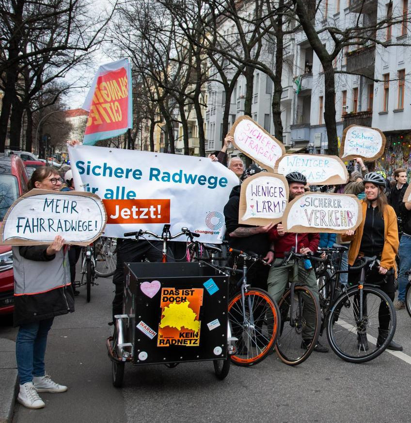 Unsere Fahrraddemo von heute mit @ostkreuzkiez @CCitiesOrg @NBSfuerAlle für einen dringend notwendigen Radweg in der Boxhagener Straße und der Marktstraße - und generell für mehr Sicherheit für Rad- und Fußverkehr.@SchreinerManja (Danke für CC-Fotos an Philipp Heinlein)