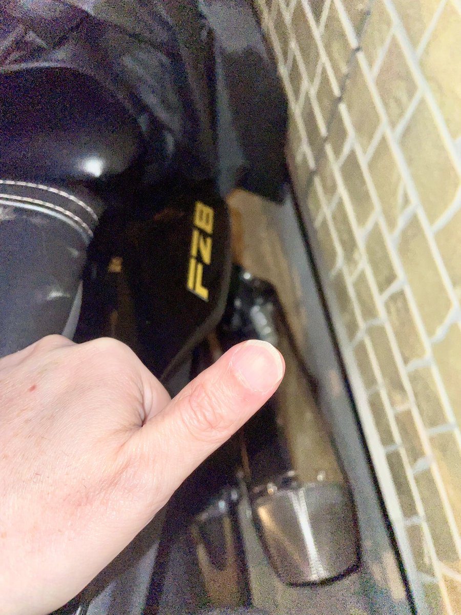 morihide12's tweet photo. 昨日、仕事でお昼間171号線の茨木インター辺りをFZ8で走っていたら、赤のGSR250に乗った男性から去り際に👍サインが😳
オジさんは何のこっちゃわからなかったのでノーリアクションになりましたが、嬉しかったです🏍️✨
バイクって楽しいなぁ〜😊
#FZ8
#GSR250
#いいね
#バイクは楽しい https://t.co/rtz4tV0iya