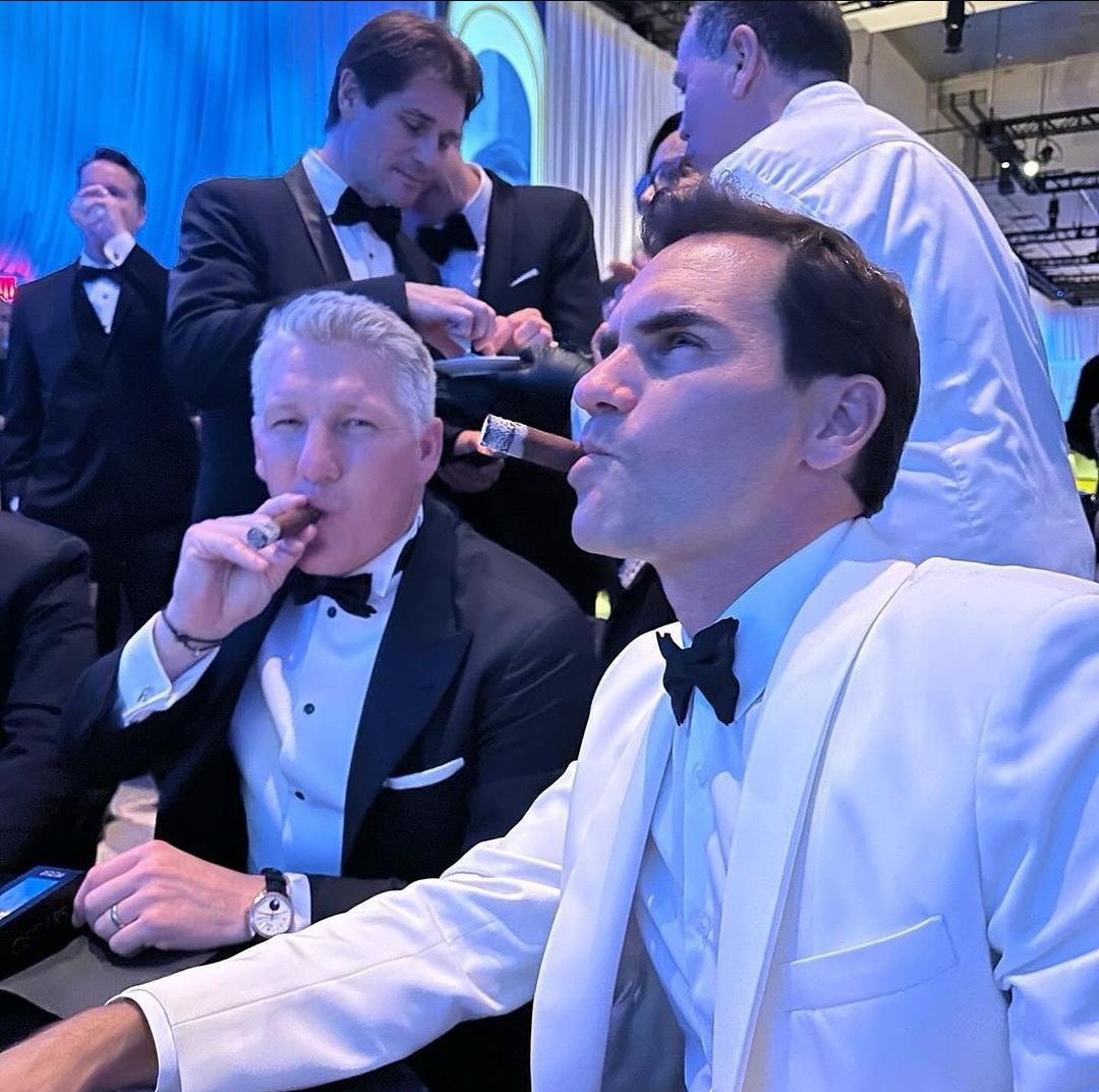 Tiempodetenis1's tweet photo. Esta foto de Federer con Schweinsteiger definitivamente es CINE 🚬 https://t.co/7ezXz4KM2l