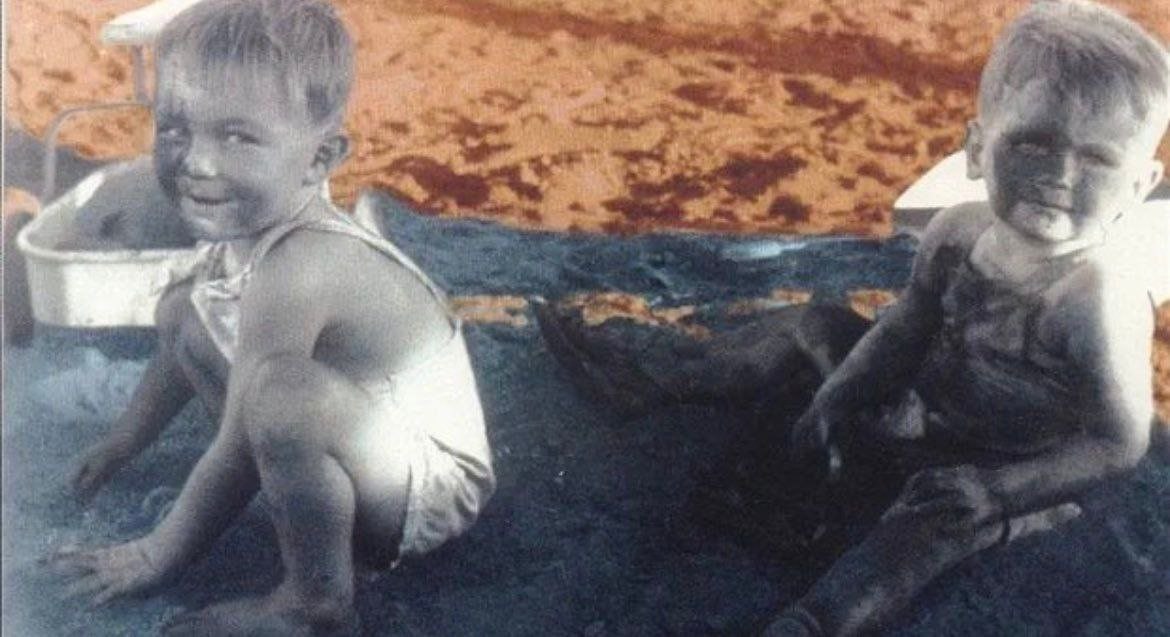 Nel 1953, questi 2 bambini di 5 anni (vicini di casa) giocano spensierati in una sabbiera di amianto nel cortile residenziale di Wittenoom, Australia.

Philip e Ross entrambi morti rispettivamente s 36 e 38 anni a causa del mesotelioma.

Per la scienzah l'amianto era sicuro