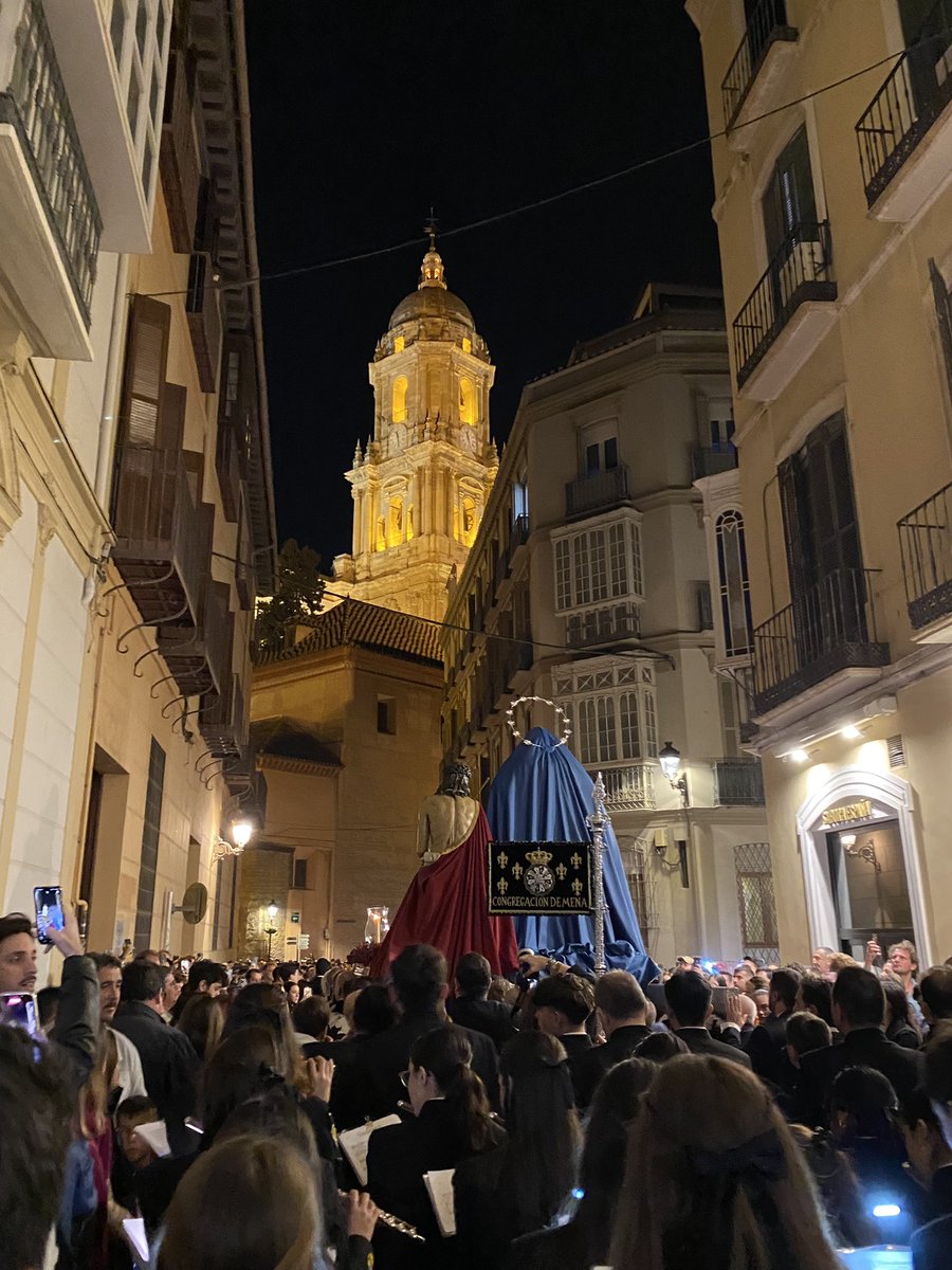Banda_Mena's tweet photo. #CofradíasMLG @Estudiantes_mlg | Salimos de calle San Agustín con la interpretación de “La Madrugá” y “Entrando en Jerusalén” para @Estudiantes_mlg. https://t.co/kYZRuEEnN1