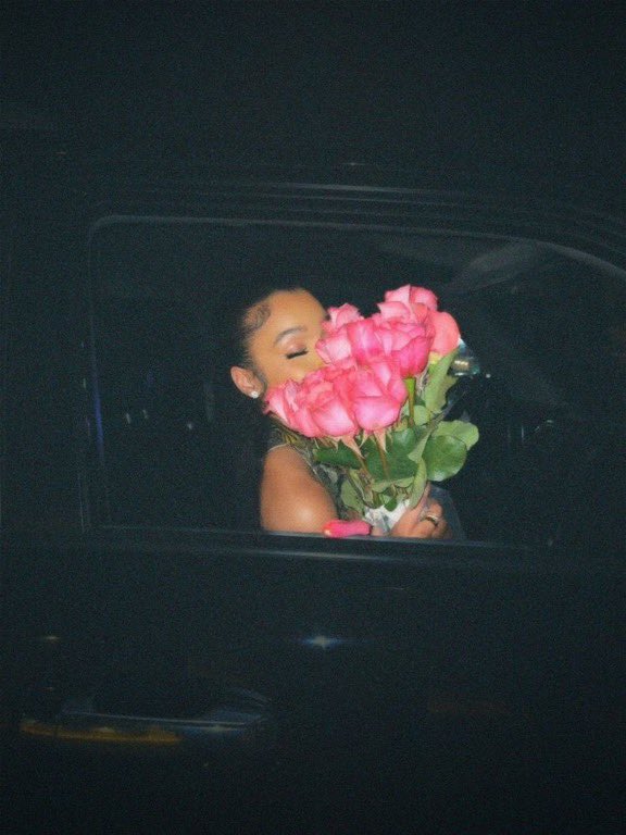 AidelZack's tweet photo. Offrez des fleurs à vos femmes elles aiment ça 🙌🏼❤️ https://t.co/CZsMDmUlMB