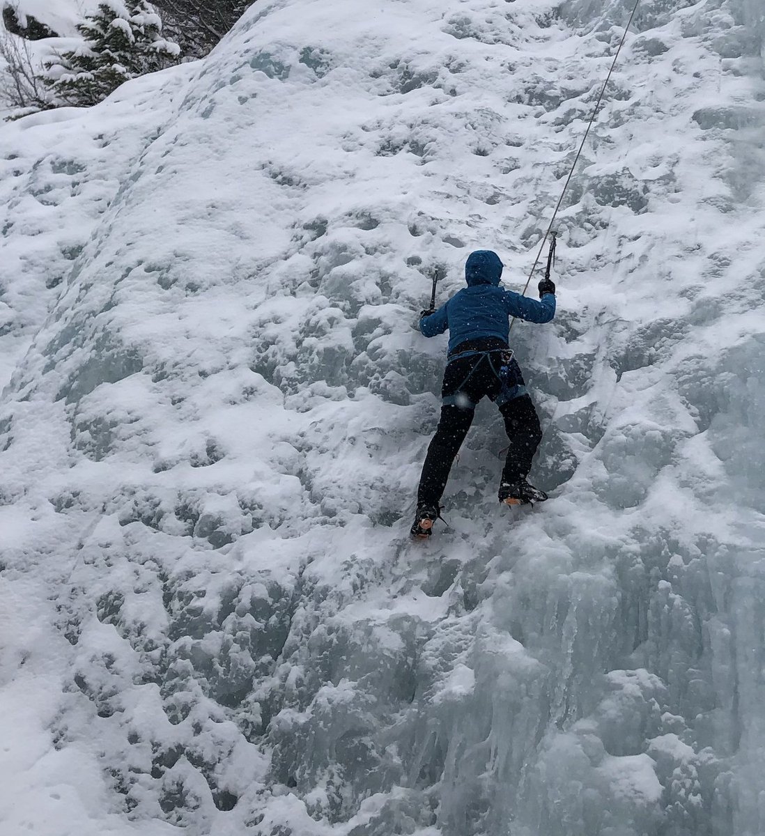 #OpenNotes director Dr. Cait DesRoches was quoted in the @AP on how new #AI tools are being used in clinical documentation. Here's the link to the full article. Alternatively, here's a photo of Cait climbing a mountain of ice! #opennotes apnews.com/article/chatgp…