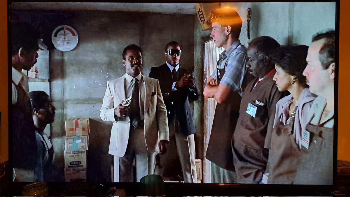 Ich weiß, der Lichtkegel, Randy Brooks und die Brille von Tommy Lister jr. sagen was anderes, aber diese Szene ist völlig ernst gemeint. #80s