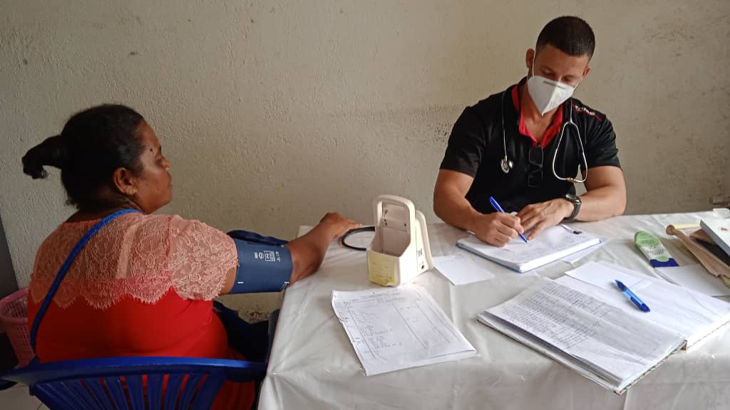 CubacooperaTl's tweet photo. Dr. José Luis Fernández Leyva, de la #BMCTL #Viqueque realiza consulta de seguimiento a paciente con sospecha de Dengue, porque #CubaEsAmor #CubaCoopera #XXAniversarioBMCTL https://t.co/pYqZVvRnBF