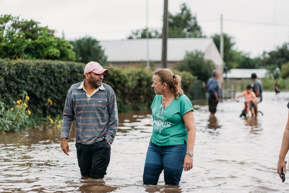 VeronicaBerisso's tweet photo. Estuvimos recorriendo junto a @frigeriorogelio las zonas afectadas por el temporal en Gualeguay, evaluando de primera mano la situación que atraviesa la ciudad luego de que cayeran más de 240 mm de agua en tan solo 24h. https://t.co/sPAyt3Vbjz