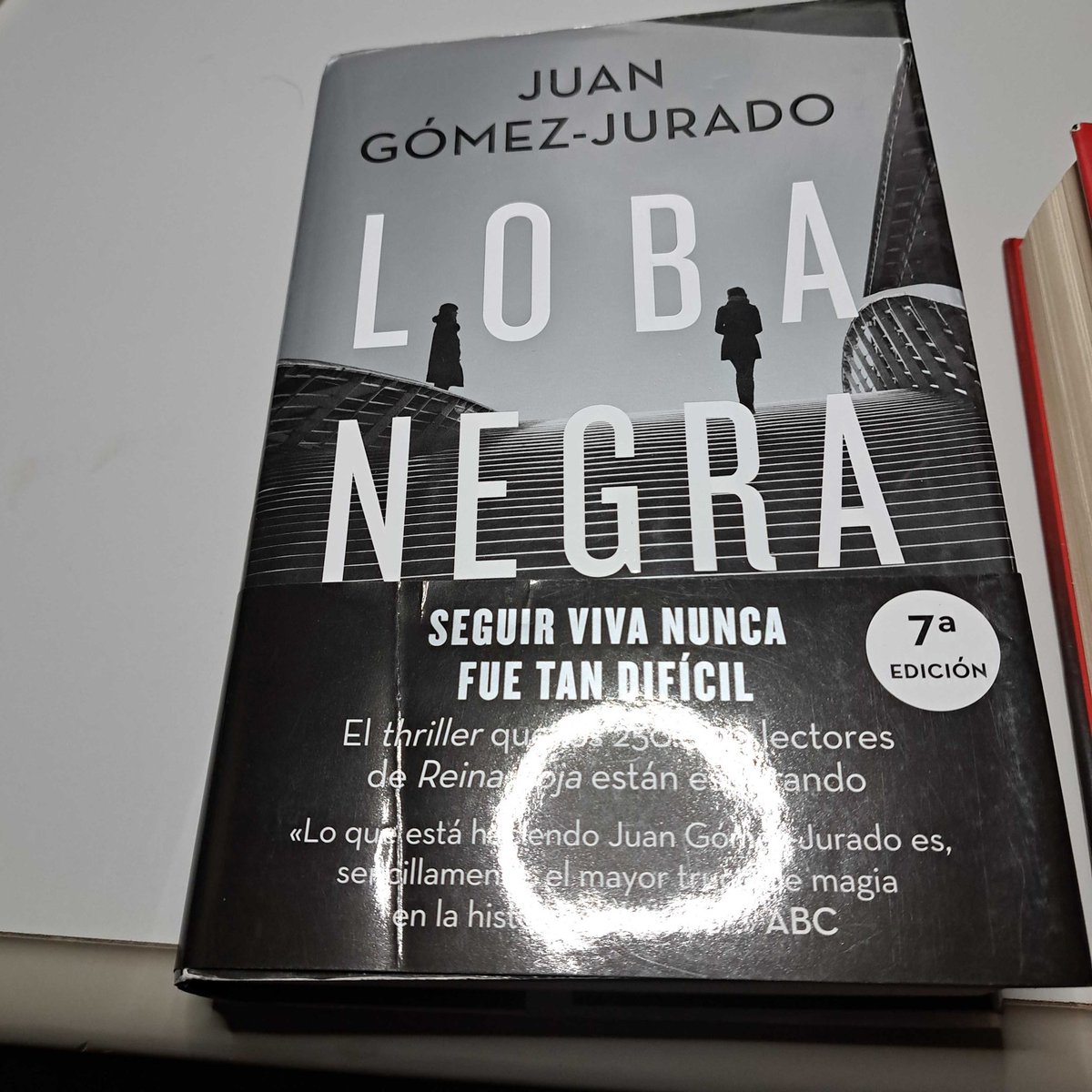 #LobaNegra, el segundo libro de la trilogía #ReinaRoja finiquitado, también en 6 días!!! 
Hacia mucho que no me enganchaba tanto un libro, en este caso 3... @JuanGomezJurado
Deseando empezar #ReyBlanco
