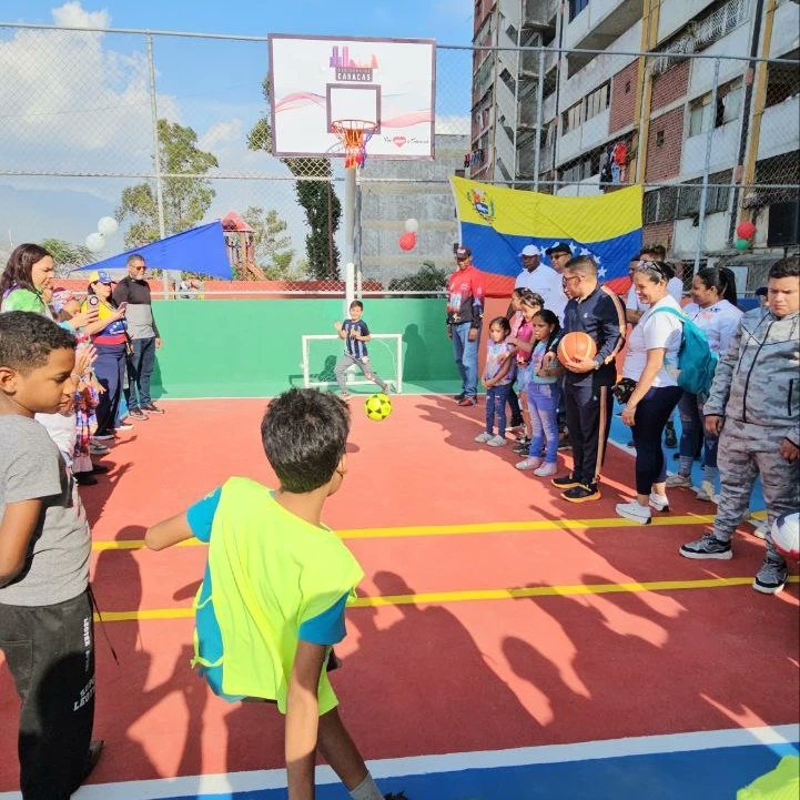 Gracias a la @VenAppSocial, creada por el presidente @NicolasMaduro hemos dado respuesta a la comunidad de las Lomas de Urdaneta, parroquia Sucre, con la entrega de una cancha deportiva totalmente recuperada y un parque infantil. 

#VivanMujeresPatriotas