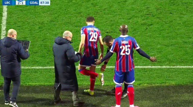 Incroyable ! 😭😭😭

Ce vendredi soir en National 1, l’arbitre de touche de Châteauroux-GOAL s’est blessé après un quart d’heure de jeu.

Faute de personne compétente trouvée, c’est le CM du club de <a href="/LaBerrichonne/">La Berrichonne de Châteauroux</a> qui l’a remplacé. 🤣🇫🇷

Fabio Foures, CM de Châteauroux, disposait