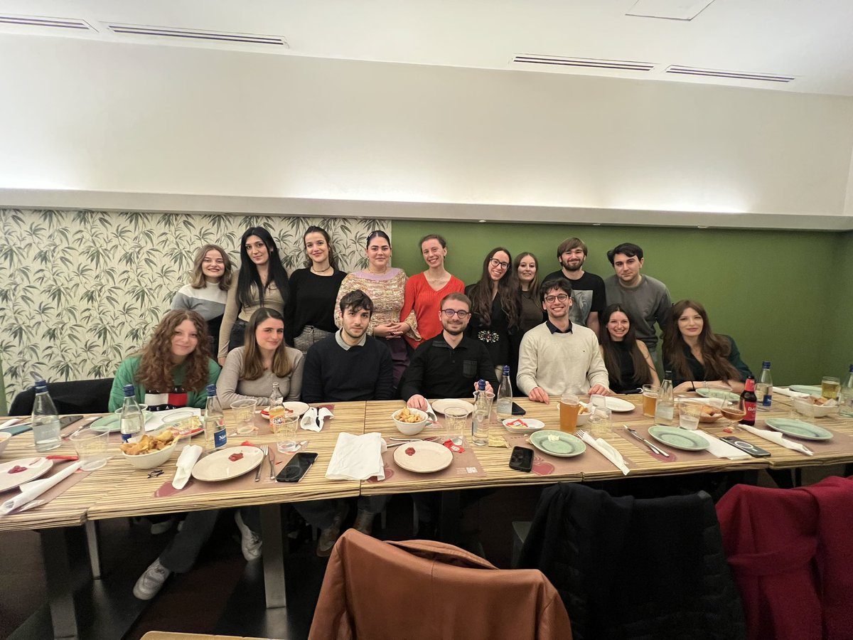 LosiggioRosario's tweet photo. Tonight, dinner with some of the @SRAnesthesiaICU medical students. A great opportunity for networking and also for relaxing a bit from studying!

😍✅ https://t.co/Lgh3Mpb6kD