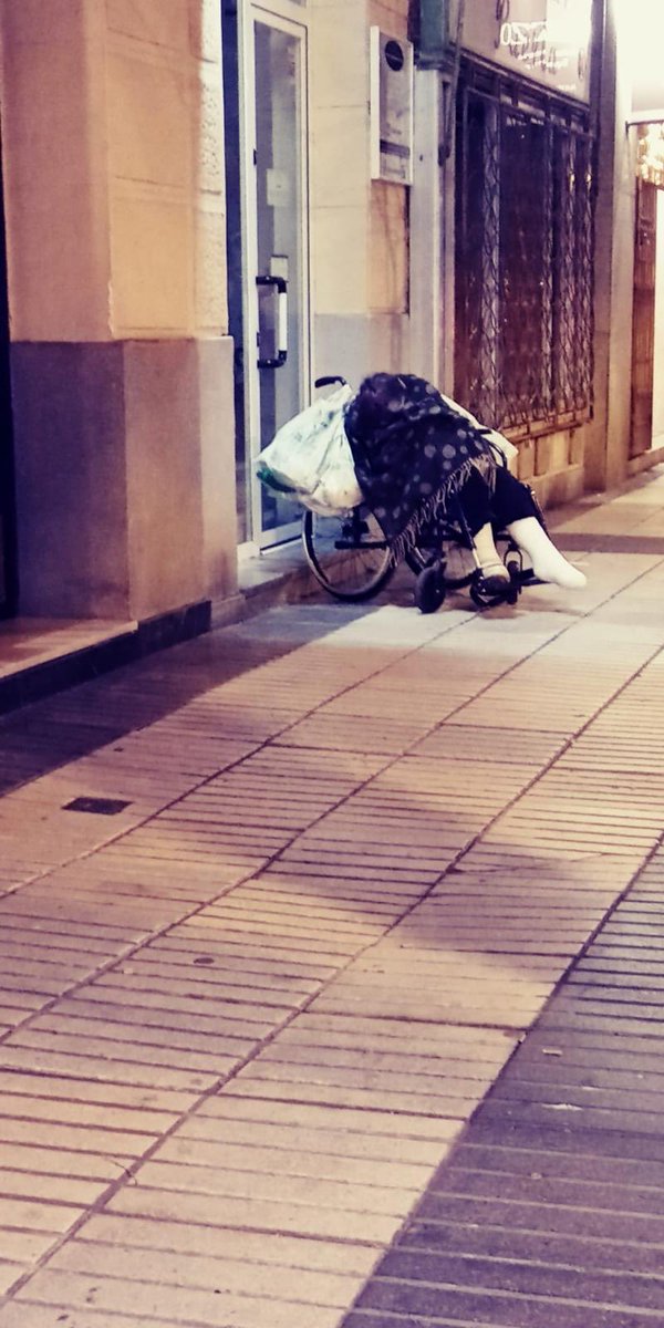 hermanntertsch's tweet photo. Anciana española duerme en la calle en el invierno de Madrid. Evoca a los miles de jóvenes que en premio por violar fronteras de España duermen en hoteles de 4 estrellas, ropa nueva, teléfono con datos y dinero de bolsillo. Y decenas de miles de viviendas otorgadas a ilegales. https://t.co/iBBfkX7Qx1