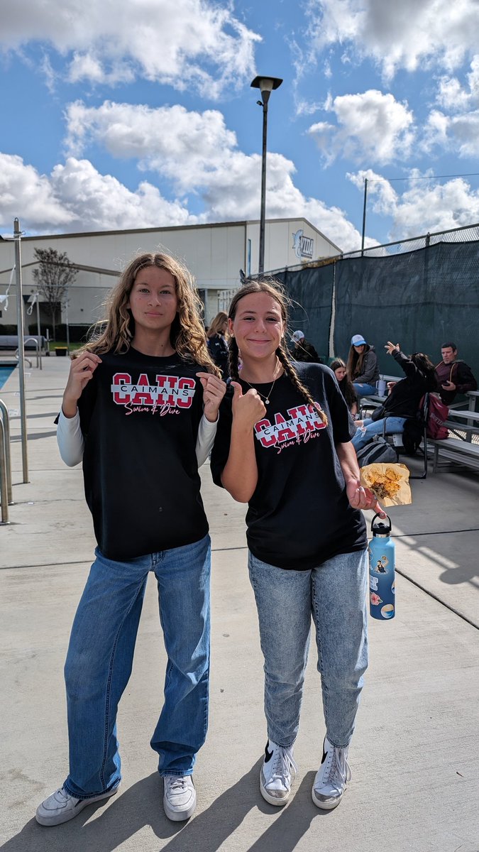 MichelleCugini1's tweet photo. Swimming at their alma mater! Once a  shark always a shark! @VIDASHARKS https://t.co/EEyIVc4Hyx