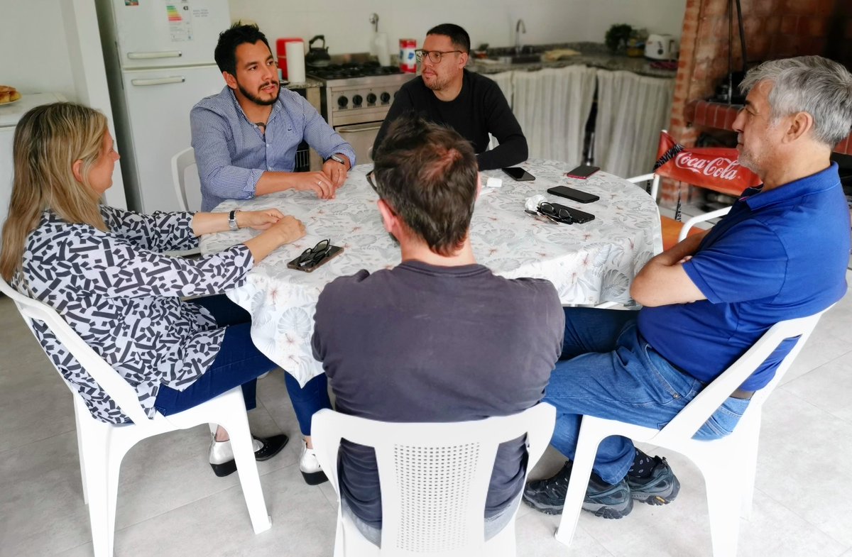 ColinirEma's tweet photo. Nos juntamos con la concejal @baskovcmariabel, donde compartimos miradas de la realidad de Trelew, en un momento donde es necesario que estemos todos juntos dialogando y buscando puntos en común, con madurez y trabajo, con un único objetivo: mejorar la ciudad.
@silvarobertod @FischerNicolasF 
#Trelew