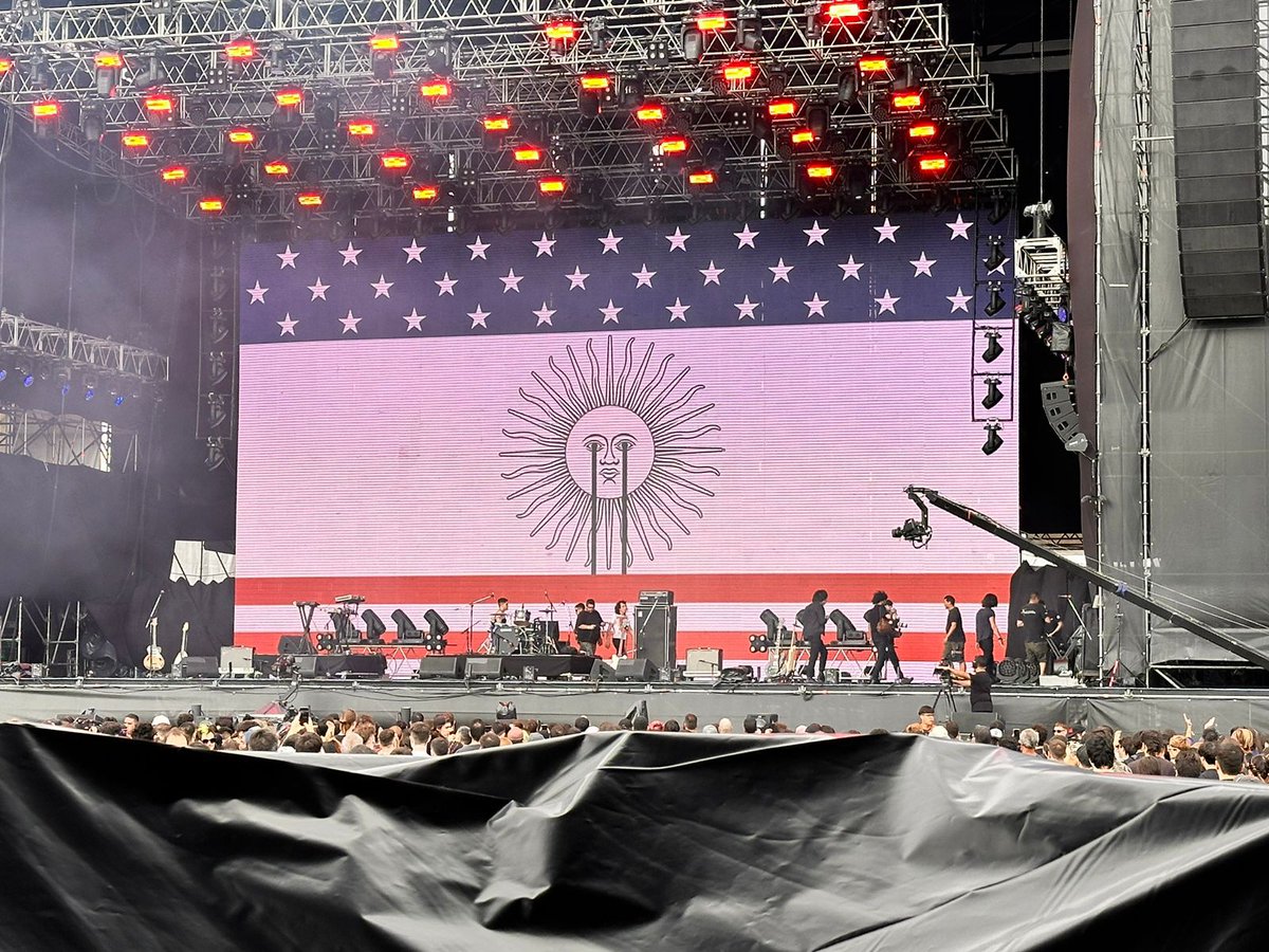 La bandera con la que se retiró Winona Riders en el Lollapalooza. 

corta.com