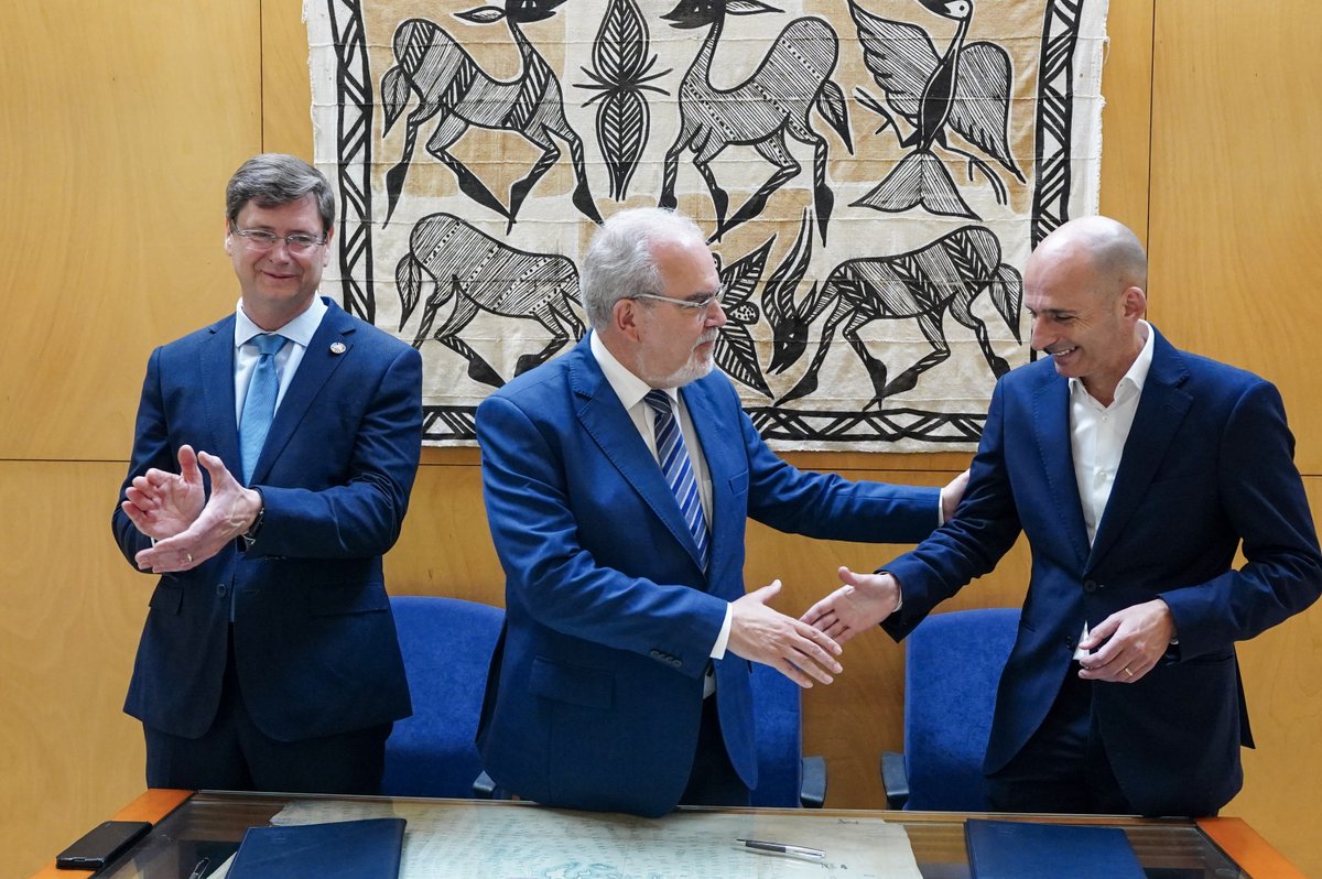 JoseMCosta_'s tweet photo. Participei hoje na cerimónia de assinatura do protocolo de cedência de instalações, celebrado entre a #APDL e a #DGRM

Um momento que permitiu reforçar a cooperação entre as instituições e que lança uma base para futuras colaborações no âmbito do setor marítimo-portuário 

#Mar https://t.co/vdyxhANcht