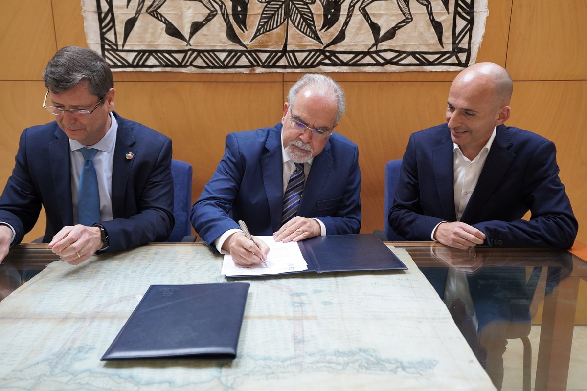 JoseMCosta_'s tweet photo. Participei hoje na cerimónia de assinatura do protocolo de cedência de instalações, celebrado entre a #APDL e a #DGRM

Um momento que permitiu reforçar a cooperação entre as instituições e que lança uma base para futuras colaborações no âmbito do setor marítimo-portuário 

#Mar https://t.co/vdyxhANcht