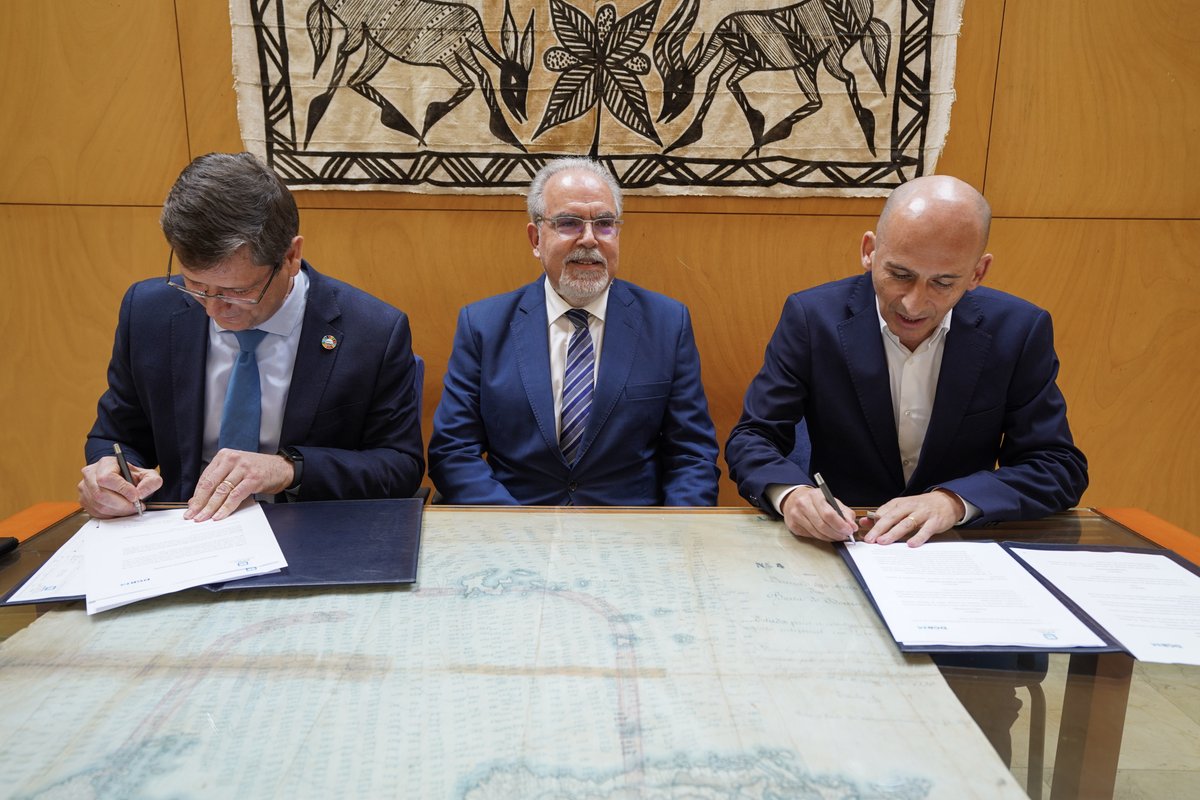 JoseMCosta_'s tweet photo. Participei hoje na cerimónia de assinatura do protocolo de cedência de instalações, celebrado entre a #APDL e a #DGRM

Um momento que permitiu reforçar a cooperação entre as instituições e que lança uma base para futuras colaborações no âmbito do setor marítimo-portuário 

#Mar https://t.co/vdyxhANcht