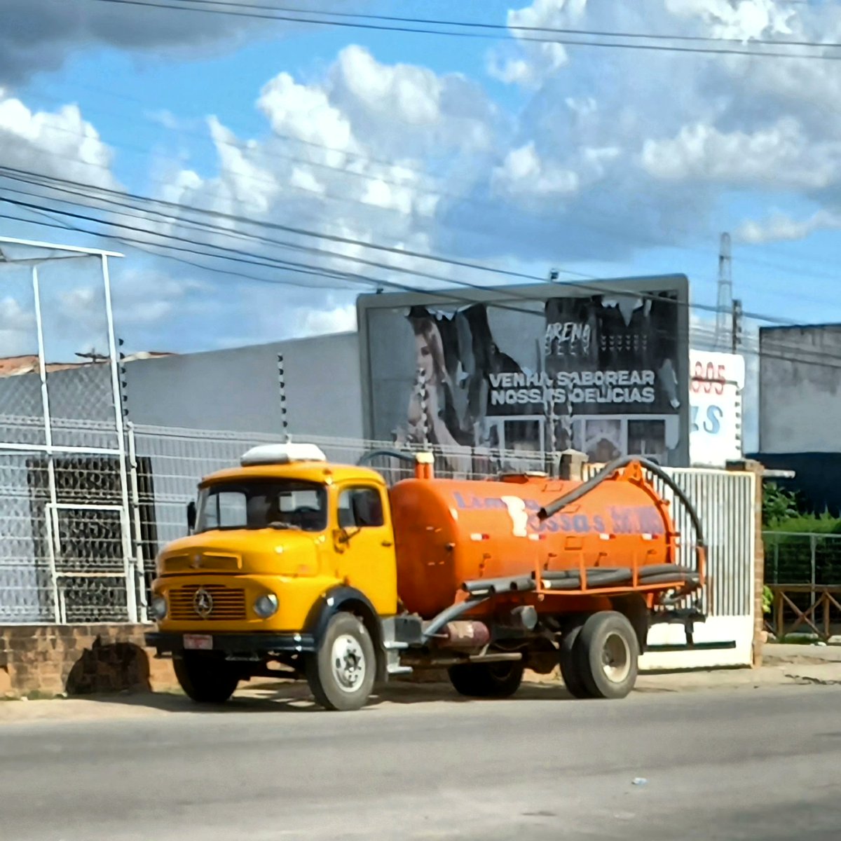 CarrosPodres's tweet photo. #Chevrolet #MercedesBenz #MB1113 #Chevroletd20 #Kadett #ChevroletD11000 #IGUATU #Ceará #Brasil
REGISTRO EM IGUATU-CE
FOTO DE LEANDRO PORFIRIO
#Guerreiroematividade
#carroantigo #caminhãoantigo #motoantiga #antigomobilismo #veiculoantigo #trator #ônibusantigo #motoracombustao https://t.co/9s3rOCnWpQ