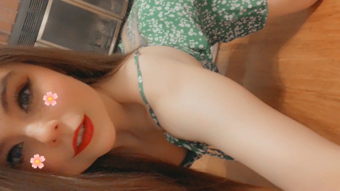 Would you guys watch me if I started streaming on @MyFreeCams? 👀💚 https://t.co/e647GPQ1NR