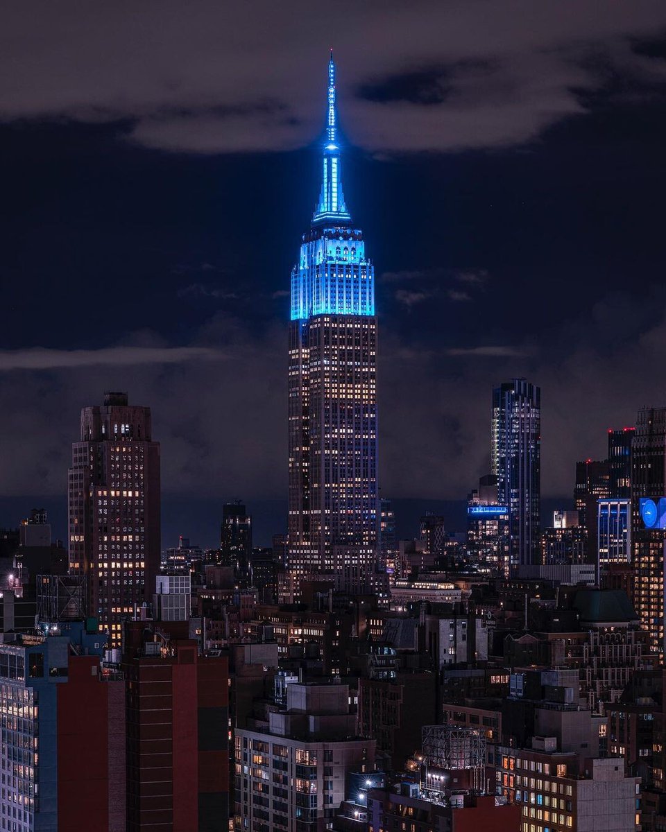 Shining blue tonight in celebration of the National Book Awards' 75th Anniversary @nationalbook Text CONNECT to 274-16 to get alerts on our Lights! Watch tonight's lighting here: esbo.nyc/xm5 📷: craigsbeds/IG