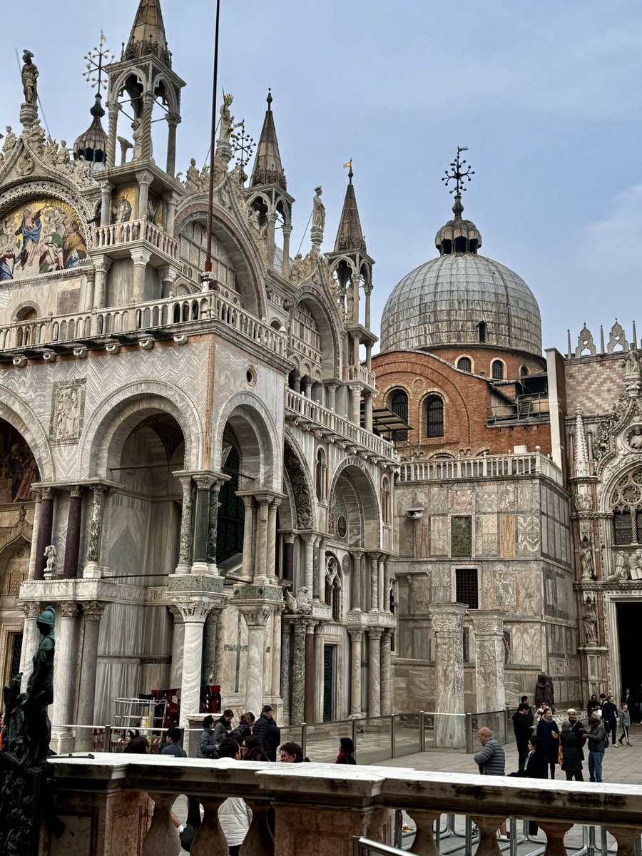 Bueno y luego de una muy mala experiencia en mi llegada a #Venecia les dejo unas fotitos que tomé, lástima que siendo una ciudad tan atractiva roben demasiado, hoy lo constaté en la policía, no solo es billetera, sino cámaras, celulares, joyas, hoy pagué el noviciado 🫠