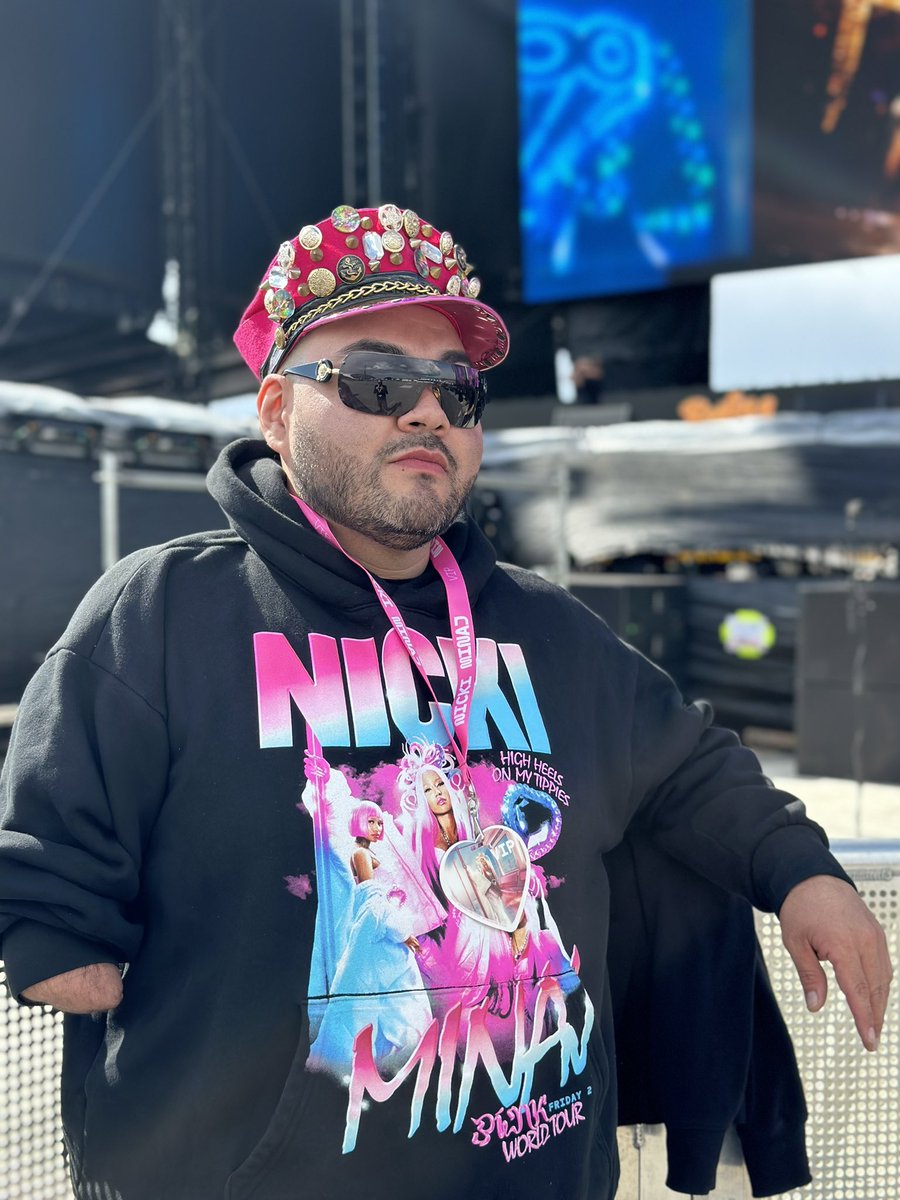 BARRICADE BARBZ!!! Out here for @RollingLoud and a special Pink Friday with the queen @NICKIMINAJ. 👑💯💖 #PinkFriday2Tour #PinkFridayNails #NICKIxROLLINGLOUD #FrontRow