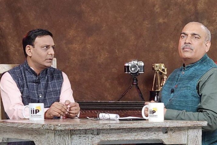 letstalkbharat's tweet photo. #Ayurved पर डॉ अभिषेक शर्मा के साथ हमारा पॉडकास्ट बहुत सी भ्रांतियाँ मिटा देगा, कई ऐसे रहस्य उजागर करेगा जो आने वाले समय में आयुर्वेदिक चिकित्सा पद्दती पर सोचने प्रेरणा देगा।

आश्चर्य मत कीजिए। सनातन की शक्ति से मात्र मंत्र चिकित्सा से सर और शरीर दर्द मिनटों में हो जाता है गायब https://t.co/GLZQ7vz1Be