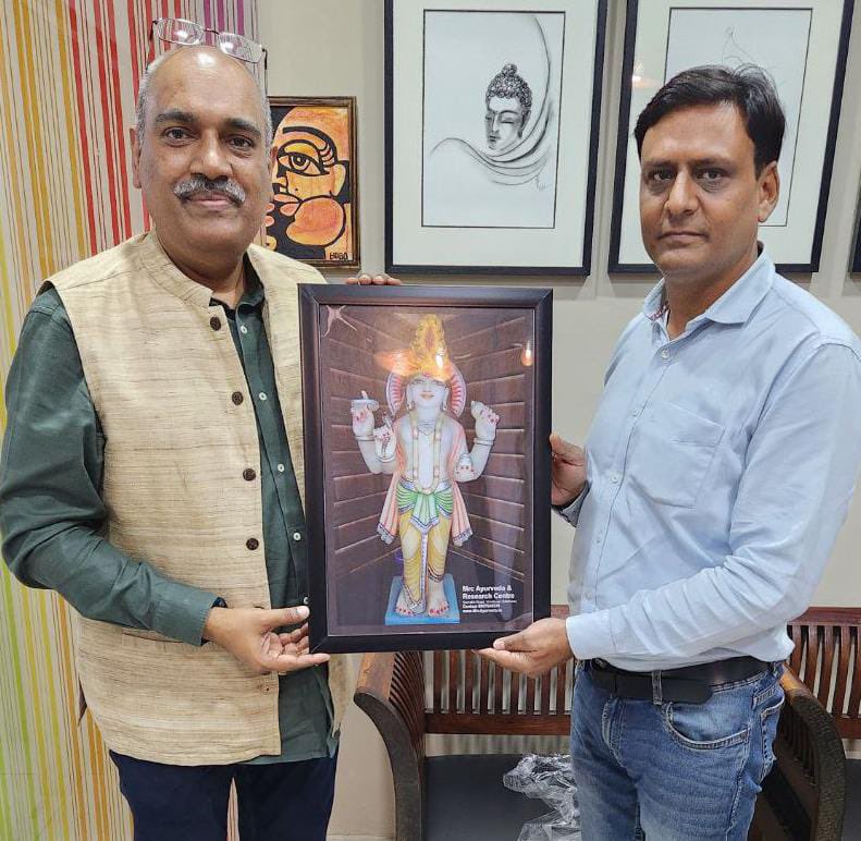 letstalkbharat's tweet photo. #Ayurved पर डॉ अभिषेक शर्मा के साथ हमारा पॉडकास्ट बहुत सी भ्रांतियाँ मिटा देगा, कई ऐसे रहस्य उजागर करेगा जो आने वाले समय में आयुर्वेदिक चिकित्सा पद्दती पर सोचने प्रेरणा देगा।

आश्चर्य मत कीजिए। सनातन की शक्ति से मात्र मंत्र चिकित्सा से सर और शरीर दर्द मिनटों में हो जाता है गायब https://t.co/GLZQ7vz1Be