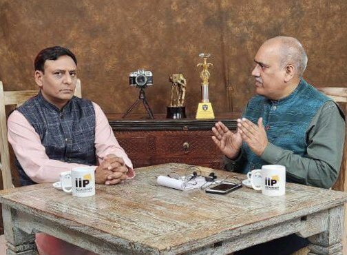 letstalkbharat's tweet photo. #Ayurved पर डॉ अभिषेक शर्मा के साथ हमारा पॉडकास्ट बहुत सी भ्रांतियाँ मिटा देगा, कई ऐसे रहस्य उजागर करेगा जो आने वाले समय में आयुर्वेदिक चिकित्सा पद्दती पर सोचने प्रेरणा देगा।

आश्चर्य मत कीजिए। सनातन की शक्ति से मात्र मंत्र चिकित्सा से सर और शरीर दर्द मिनटों में हो जाता है गायब https://t.co/GLZQ7vz1Be