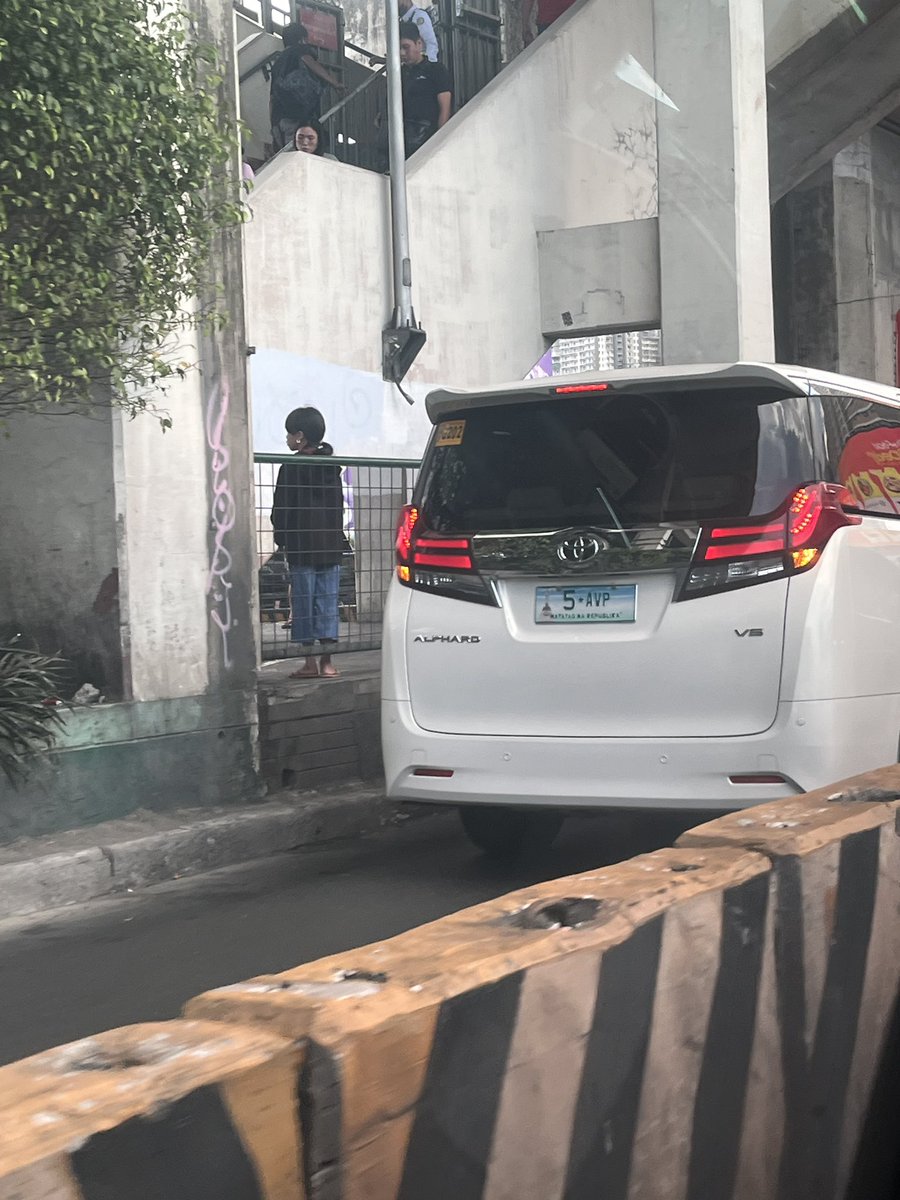 _dokyeompijja's tweet photo. hello po wag naman ho kayo dumaan sa edsa carousel https://t.co/iMDtN20UKx