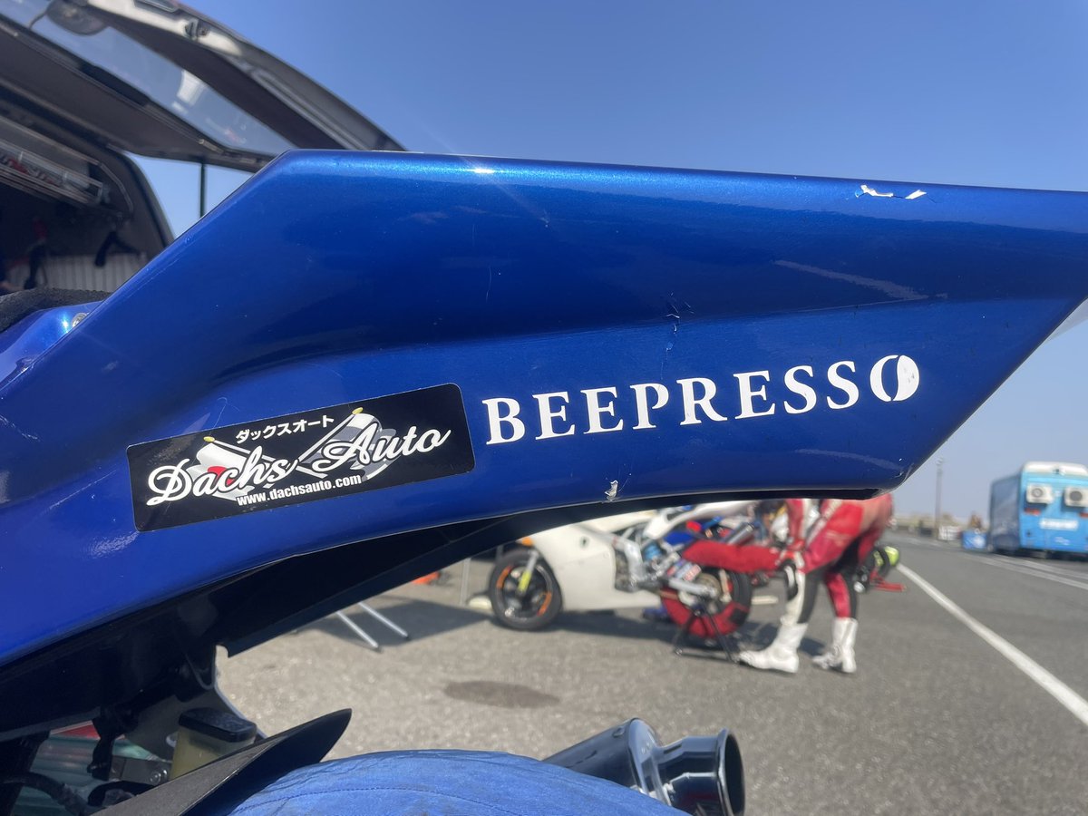 nobushigehosaka's tweet photo. 本日は桶川スポーツランド‼️Plann Bee号をお借りしてます。山口辰也選手、プランビーさま有り難う御座います😄進化気、NITRONも久し振りです。#BEEPRESSO #PlannBee #ビープレッソ #プランビー #進化銀 #kokorocare #NITRON #prhythmitron https://t.co/UQO7Hsczkj