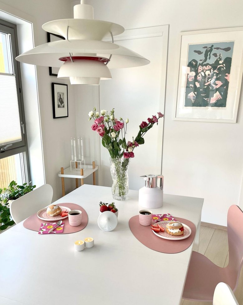 Lumitop_com's tweet image. ✨ Un éclat intemporel chez @boja_b avec la lampe PH 5 de Louis Poulsen. Design iconique, lumière douce, et engagement durable 🌍. Un classique moderne qui transforme les espaces. Découvrez plus chez Lumitop. #DesignDurable #PH5 #LouisPoulsen #LumitopLovesDesign