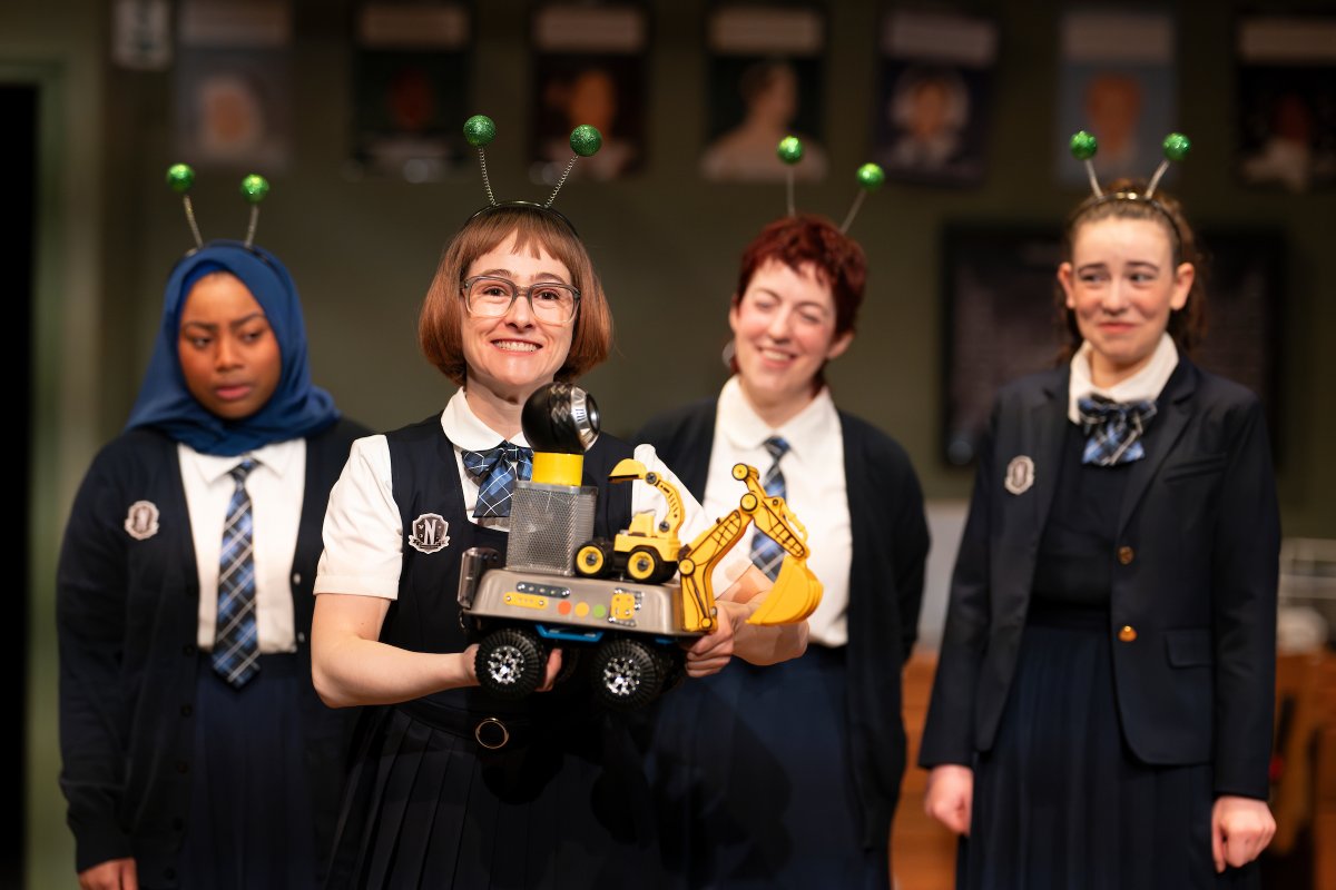 It was a real joy to get to co-direct Robot Girls by Trevor Schmidt, with Shadow Theatre's AD, John Hudson. It's a funny, touching, show that moves at a Gilmore Girl's style pace. Hope you'll check it out: shadowtheatre.org/shows/Robot_Gi…
#yegtheatre #robotgirls