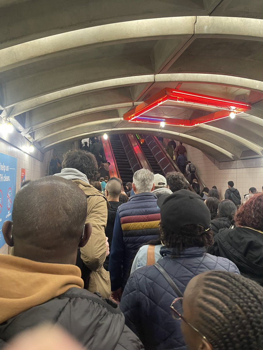 RadCentrist417's tweet image. This is what happens when when you refuse to listen to logic, @PATHTrain  @PANYNJ

It’s stupid, and it could be dangerous. 
#jerseycity #exchangeplace #Pathtrain