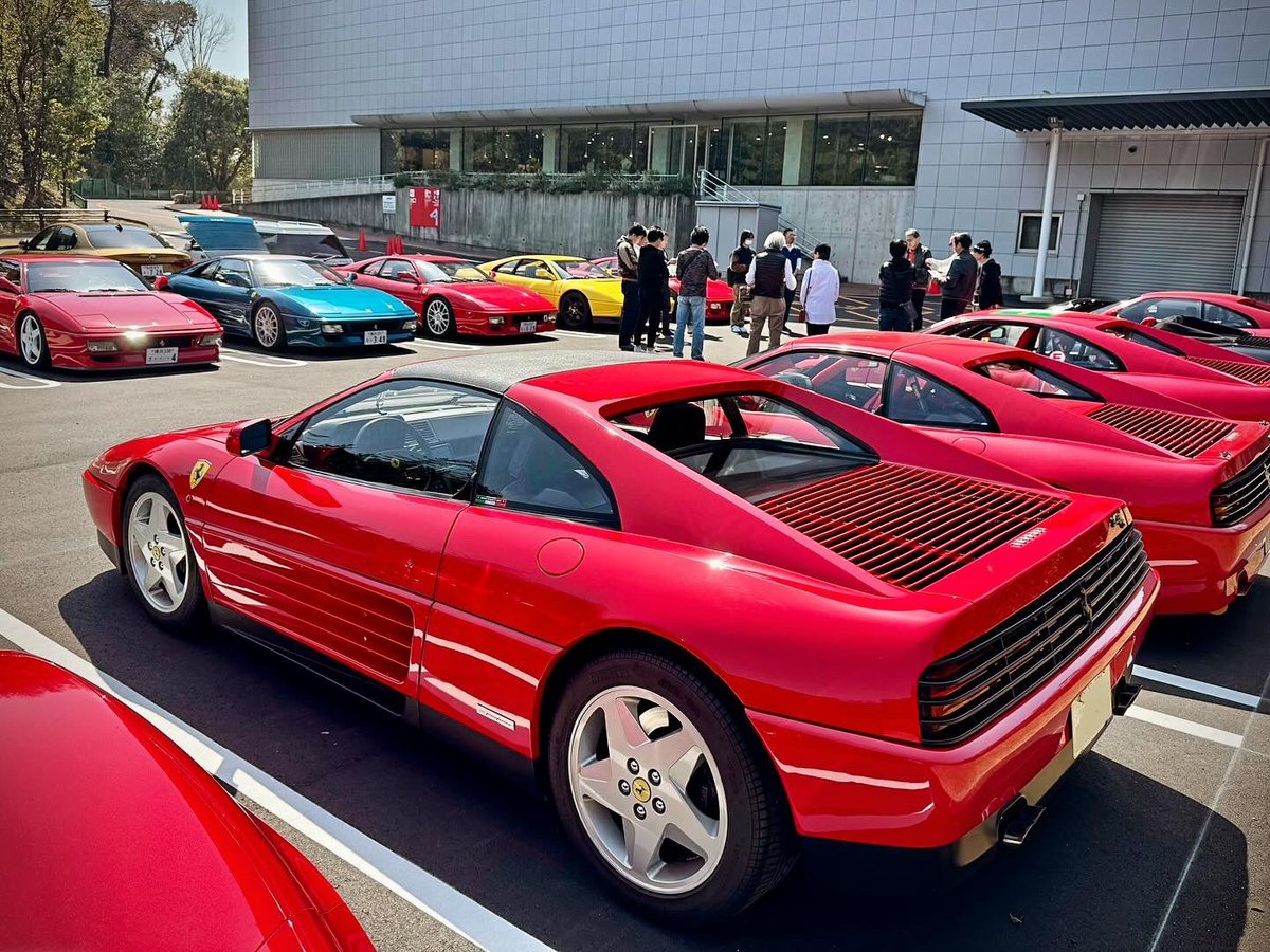 Nao_Nunogaki's tweet image. 雨を嫌うFerrari 348にも絶好の日和☀️😃オーナーの皆さんとクルマ談義なひととき‥皆さんクルマも好きですが、こうした人のつながりを楽しんでおられますね😊348challengeも3台ほどいらっしゃいました🏎️交換部品の情報交換はどこでも共通の話題ですね😆 #フェラーリ348 #ferrari348 #トヨタ博物館館長