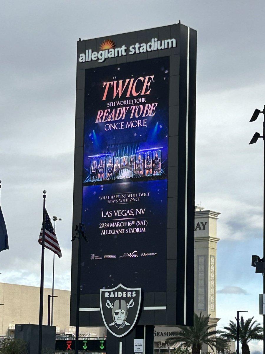 リハーサルやってるよ
雨のLas Vegas #allegiantstadium 近くで虹🌈

すっごい寒いけど、TWICEちゃんは歌ってる🫶