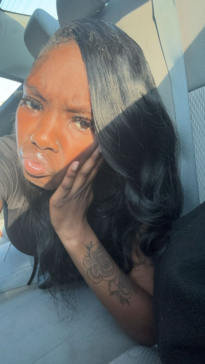 imdarkskinnn's tweet photo. while eb here follow me df https://t.co/OAWkv1voxL