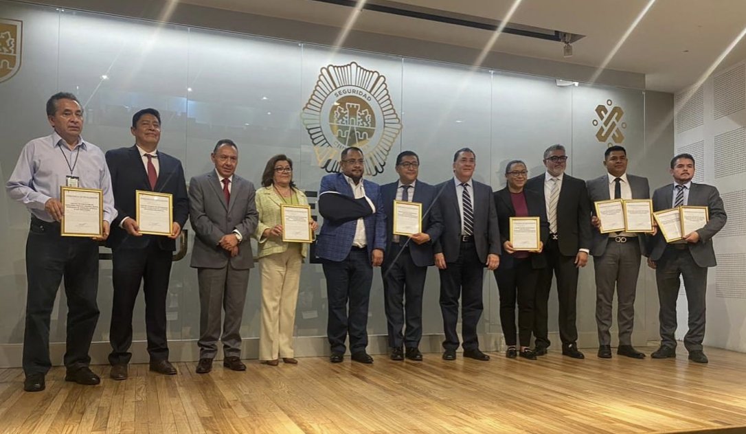 SSaludCdMx's tweet photo. ✅El @iapa_cdmx hizo la “Entrega de Revalidación de Registros” al Sistema Penitenciario de la CDMX @SSC_CDMX, con 9 en total a Centros de Reclusión Varonil Oriente y Norte y a los de Alta Seguridad Varonil.

Las revalidaciones se otorgaron bajo los Modelos de Atención de Adicciones Profesional Residencial, No Residencial y Ambulatorio tras acreditar con la normatividad aplicable en materia a la atención y prevención del consumo de sustancias psicoactivas.