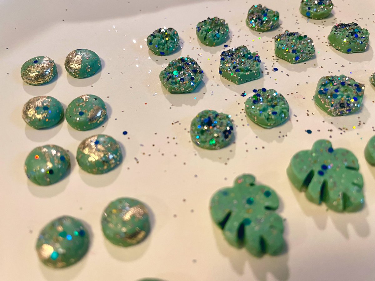 I blended my dark leaf green clay until it was finally sage green. I love the druzy ones, especially the hexagon-shaped ones. ✨💚 Next color will be lavender. Then maybe a pastel pink or blue. 

#clayearrings #polymerclay