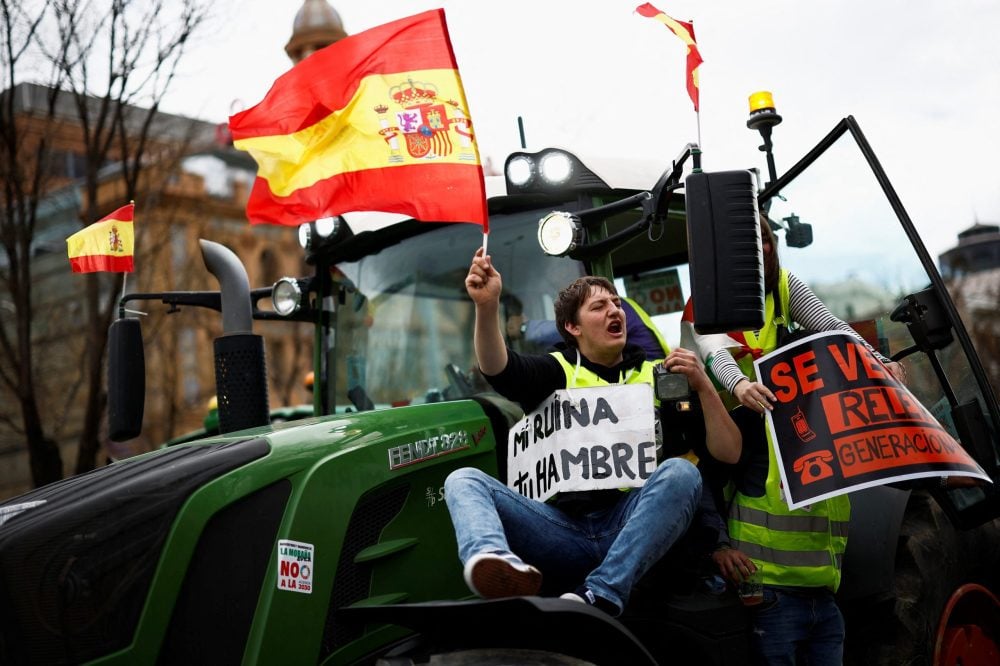 Outsider06__'s tweet photo. How is it possible that farmers around the world are protests at the same time ??? https://t.co/AbqePqHJiX