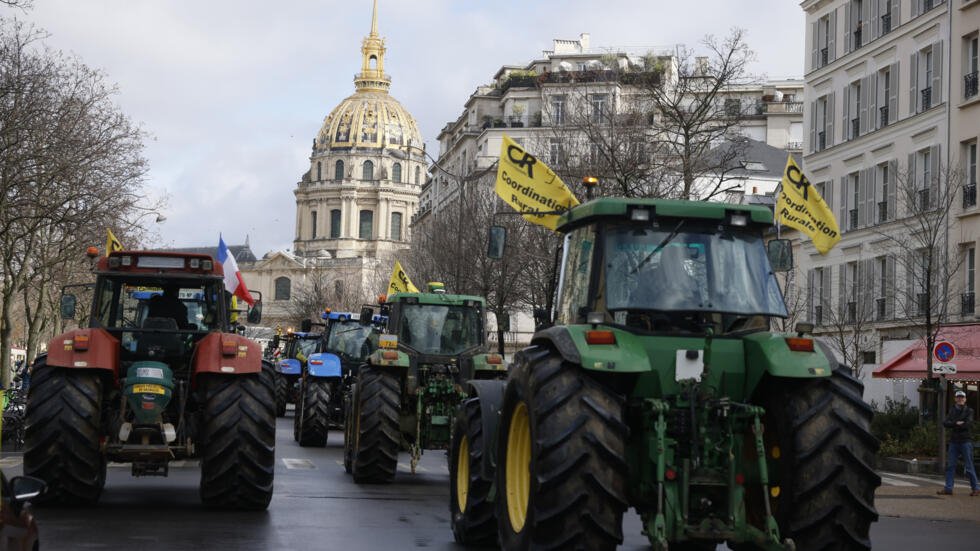 Outsider06__'s tweet photo. How is it possible that farmers around the world are protests at the same time ??? https://t.co/AbqePqHJiX