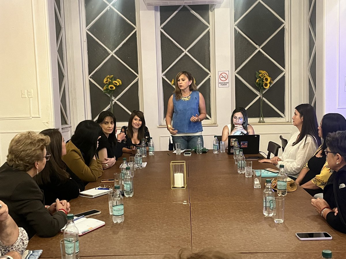 loretosenadora's tweet photo. ¡Conversamos sobre liderazgo femenino! Hoy tuvimos el honor de intercambiar ideas con destacadas líderes mujeres. Sus experiencias y perspectivas son fundamentales para avanzar hacia la igualdad de género. #LiderazgoFemenino https://t.co/xa0Mok0HSM