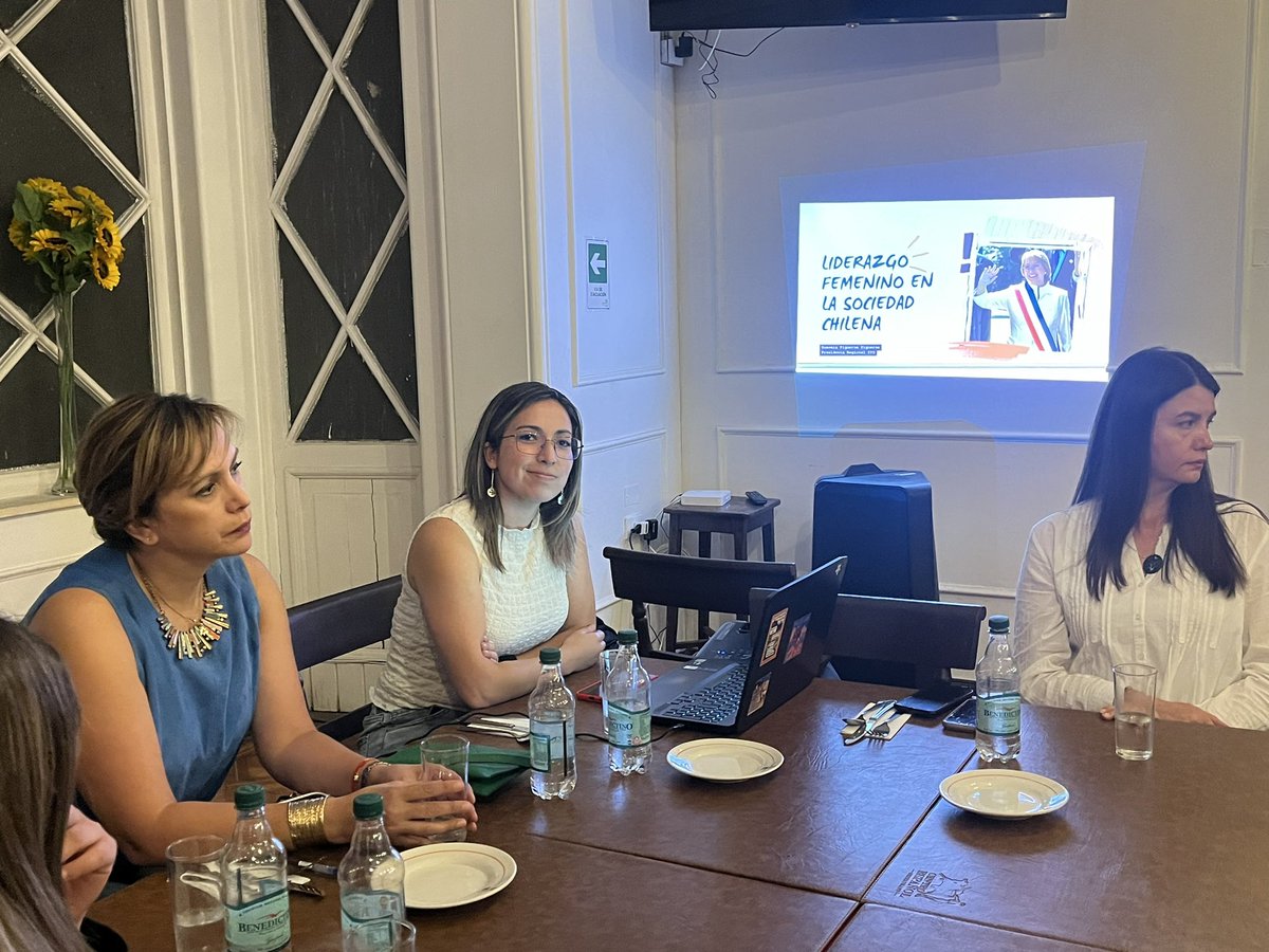 loretosenadora's tweet photo. ¡Conversamos sobre liderazgo femenino! Hoy tuvimos el honor de intercambiar ideas con destacadas líderes mujeres. Sus experiencias y perspectivas son fundamentales para avanzar hacia la igualdad de género. #LiderazgoFemenino https://t.co/xa0Mok0HSM