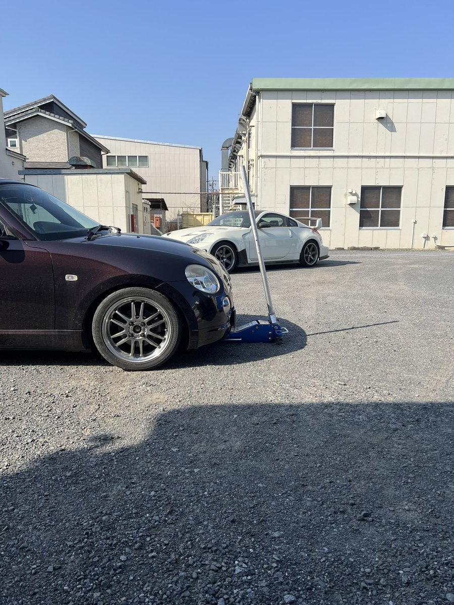 coppe880's tweet photo. 休業日だけど、出勤。暇だから、コペンの夏タイヤへ交換とZの天日干し https://t.co/183kkumJkz