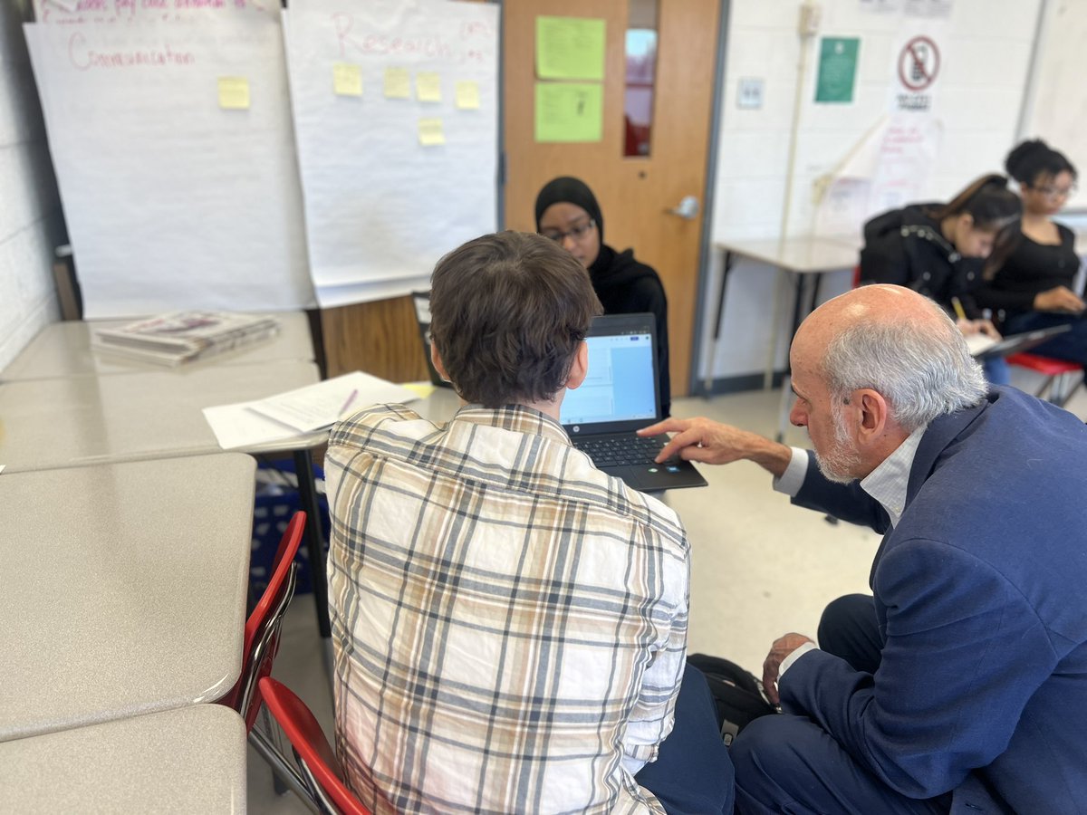 Annandale students welcomed former Wall Street Journal Executive Washington Editor <a href="/GeraldFSeib/">Gerald F Seib</a> and former WSJ reporter and nonprofit newsroom director Barbara Rosewicz to talk through the final steps before filing a story. Can't wait to read the results! #AtomNation