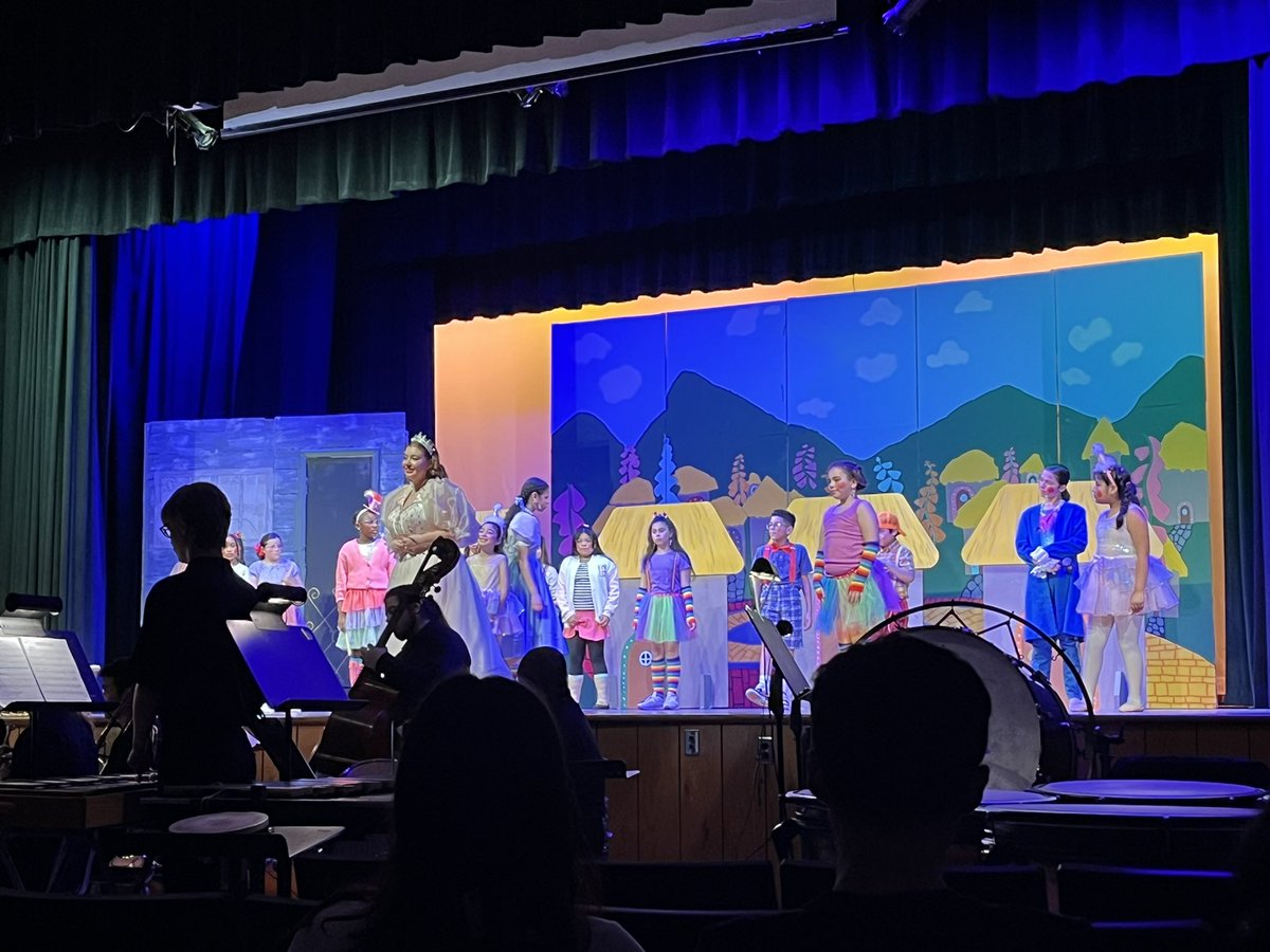 EDETIGERS's tweet photo. We loved seeing our Munchkins in the @DoverHSNJ’s Wizard of Oz play! @PublicDover https://t.co/Uivm4Q9qNw