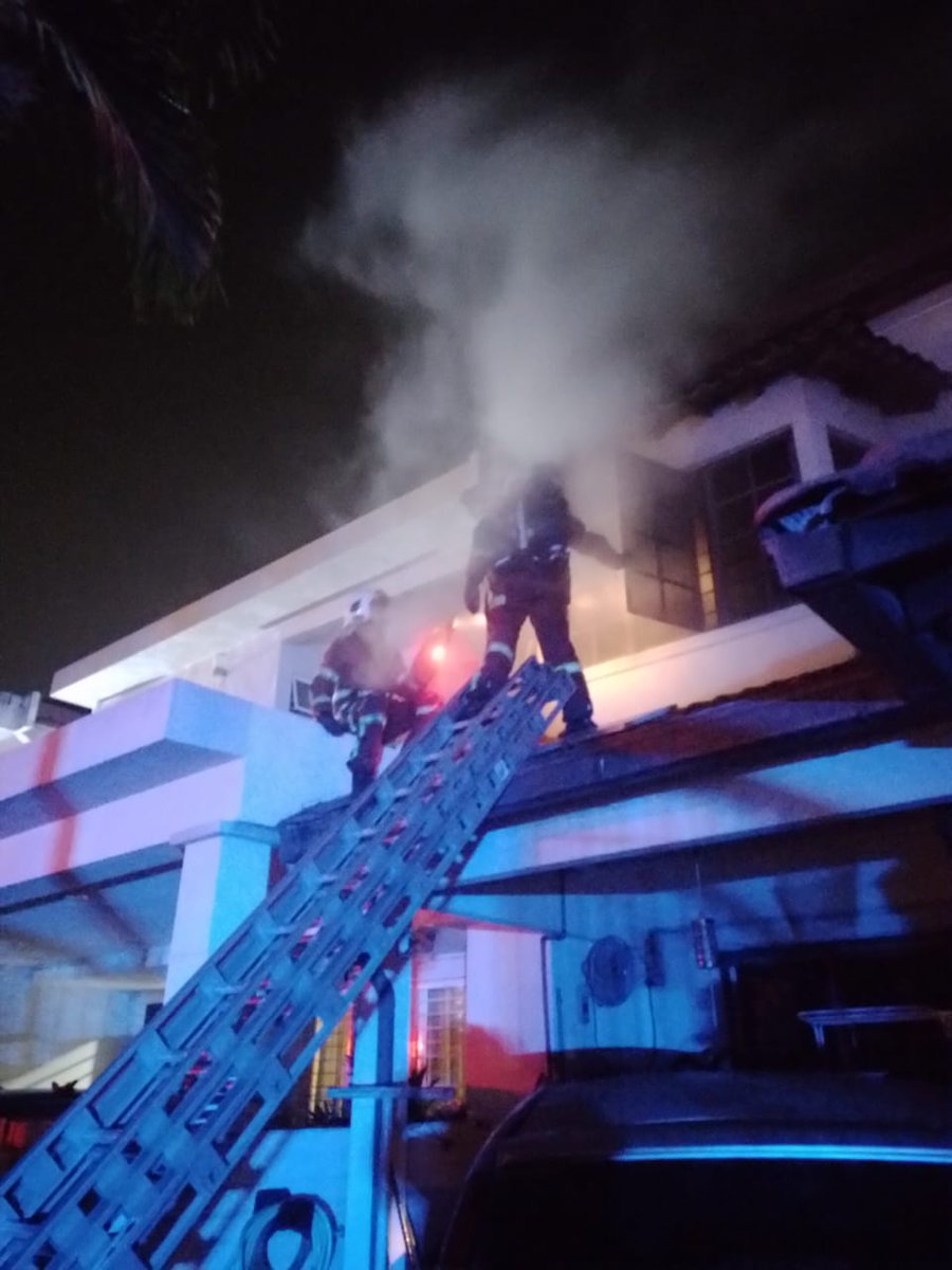 boonNewsMPB's tweet image. Pasangan suami isteri maut dalam kebakaran di Damansara. Anak perempuan mereka cedera dan berjaya diselamatkan.
Foto bomba
@BuletinTV3