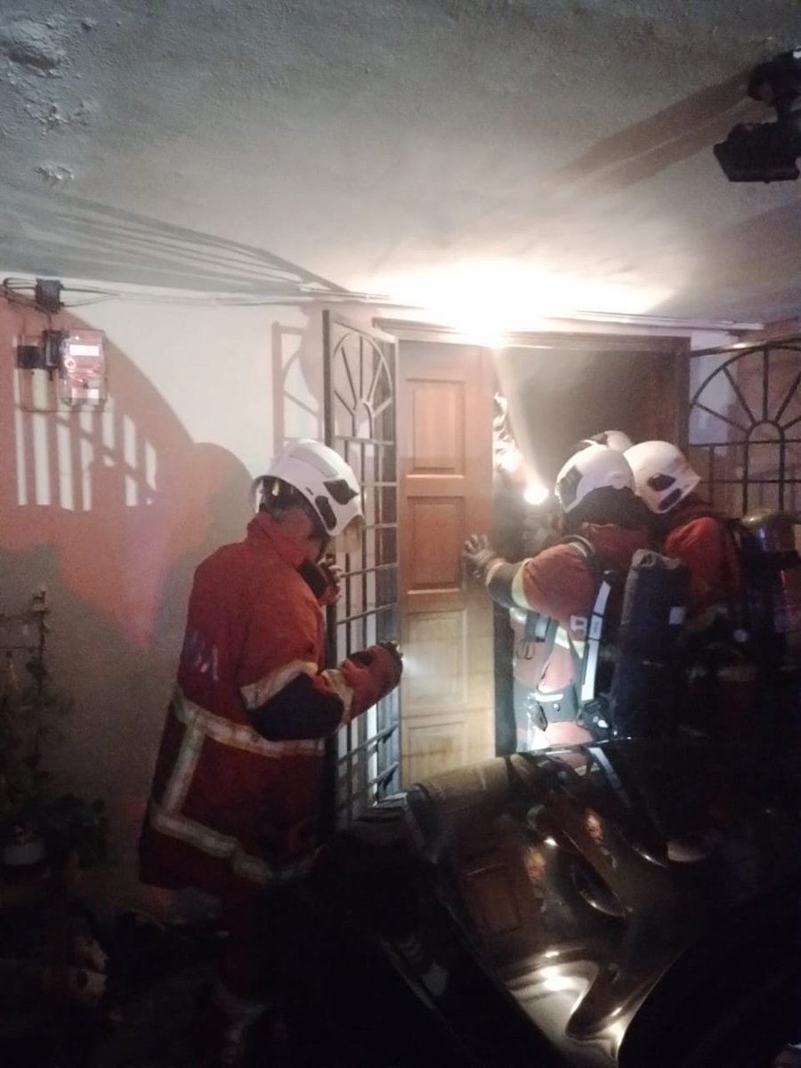 boonNewsMPB's tweet image. Pasangan suami isteri maut dalam kebakaran di Damansara. Anak perempuan mereka cedera dan berjaya diselamatkan.
Foto bomba
@BuletinTV3